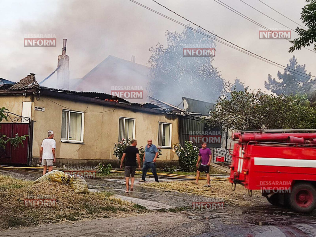 У Болграді полихає склад Нової пошти після гучного вибуху, загорівся будинок поруч – з місця подій (доповнюється)