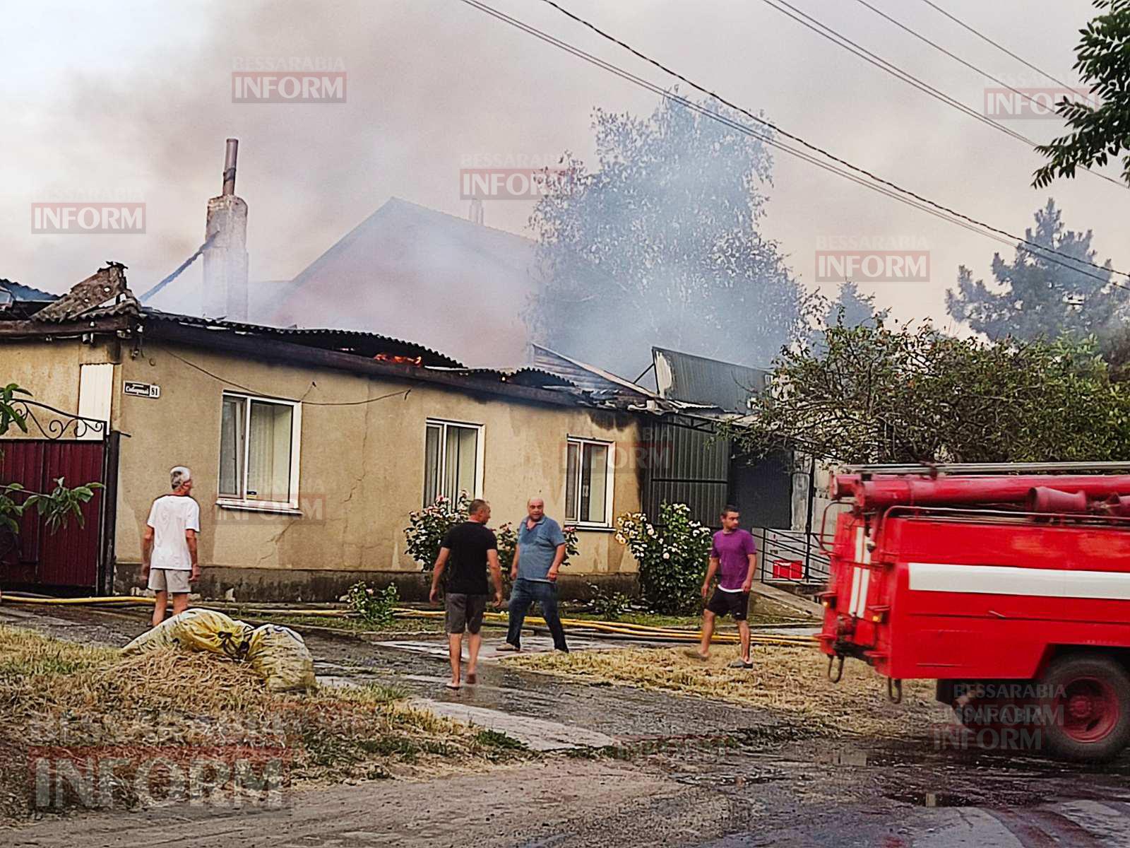 У Болграді полихає склад Нової пошти після гучного вибуху, загорівся будинок поруч - з місця подій (доповнюється)