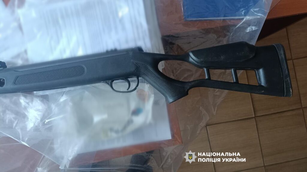 Жителя Ізмаїльського району, який з гвинтівки поранив дитину, затримали. Що йому загрожує