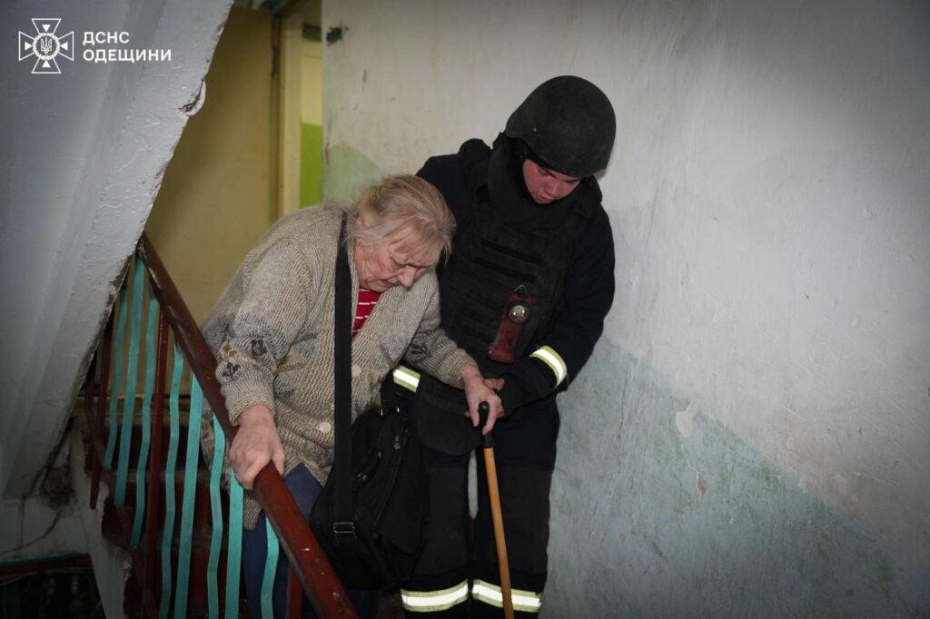 Дрон врізався у дев’ятиповерхівку: руйнівні наслідки нічної атаки на Одещину