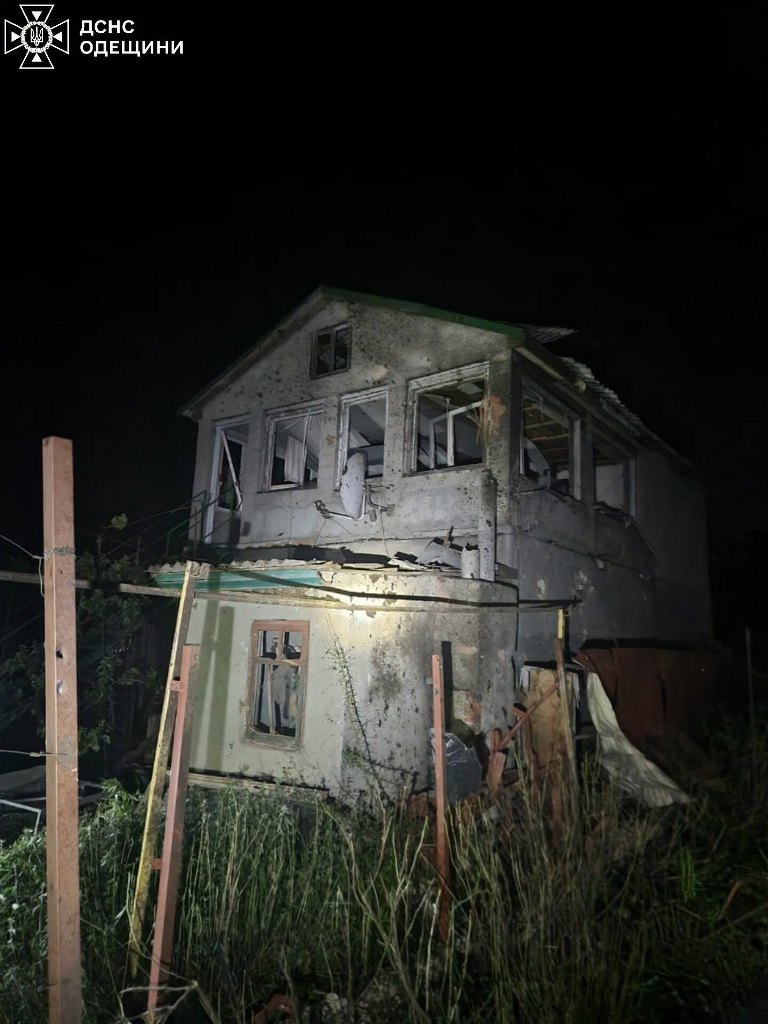 Ворог вночі масовано атакував на Одещині житлові будинки й храм: є постраждалий