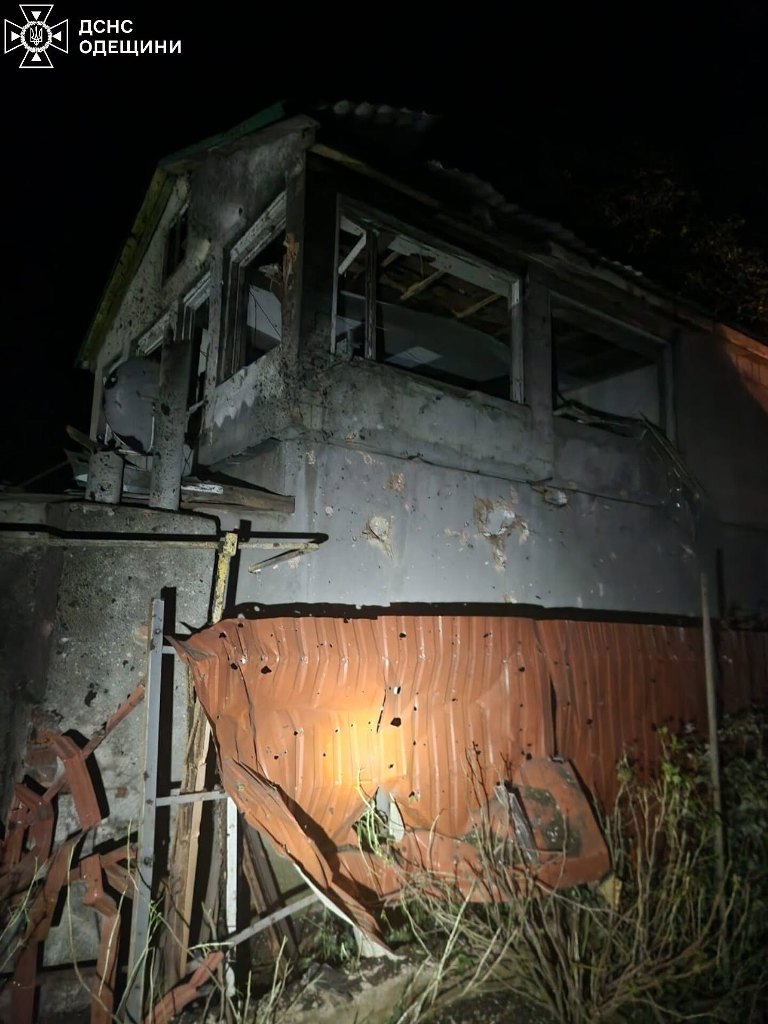 Ворог вночі масовано атакував на Одещині житлові будинки й храм: є постраждалий