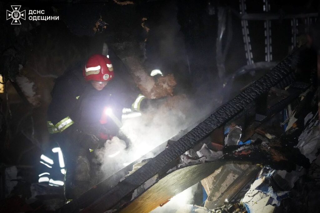 Вночі росіяни поцілили на Одещині у приватний будинок та об’єкт критичної інфраструктури