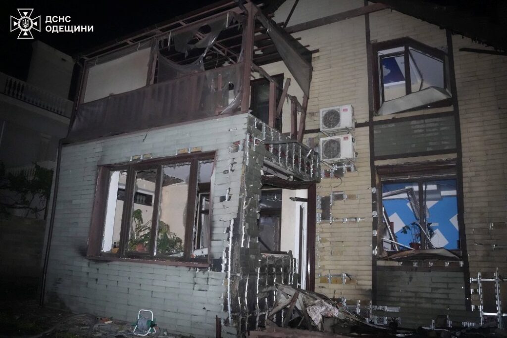 Вночі росіяни поцілили на Одещині у приватний будинок та об’єкт критичної інфраструктури
