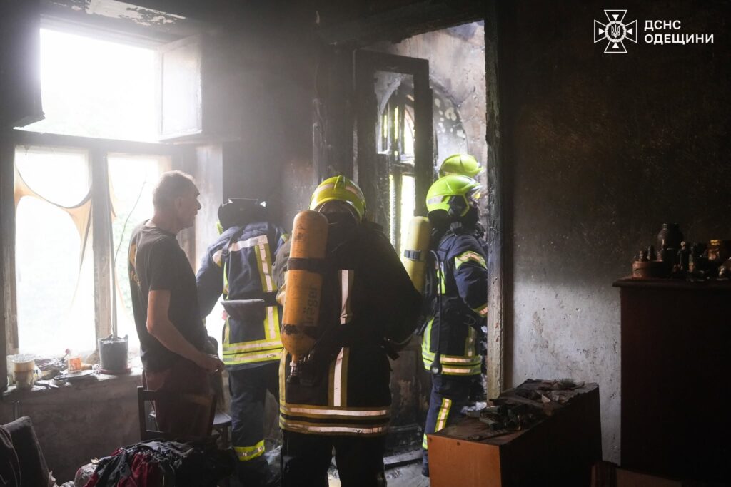 Кинув палаючу квартиру і пішов: у центрі Одеси ледь не згоріла двоповерхівка