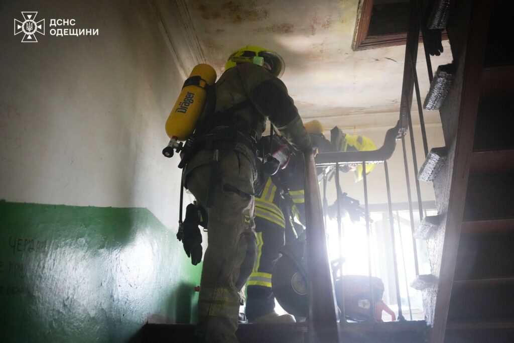 Кинув палаючу квартиру і пішов: у центрі Одеси ледь не згоріла двоповерхівка