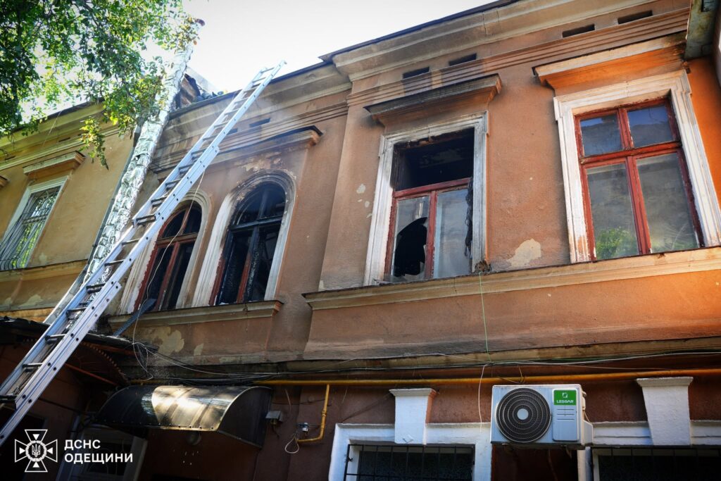 Кинув палаючу квартиру і пішов: у центрі Одеси ледь не згоріла двоповерхівка