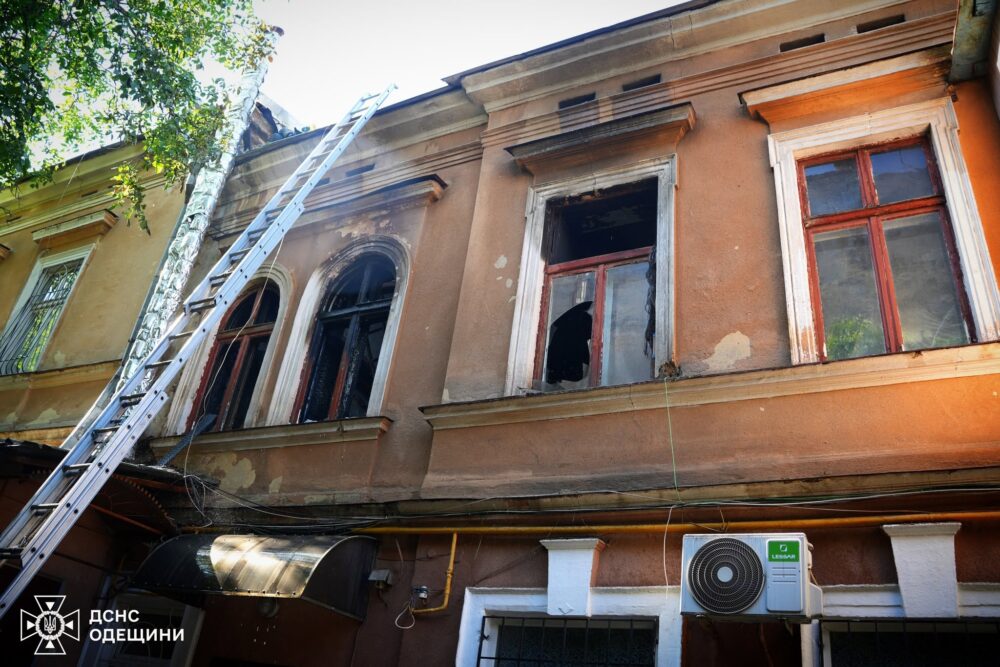 Кинув палаючу квартиру і пішов: у центрі Одеси ледь не згоріла двоповерхівка