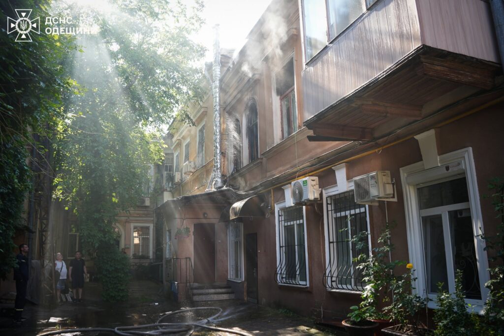 Кинув палаючу квартиру і пішов: у центрі Одеси ледь не згоріла двоповерхівка