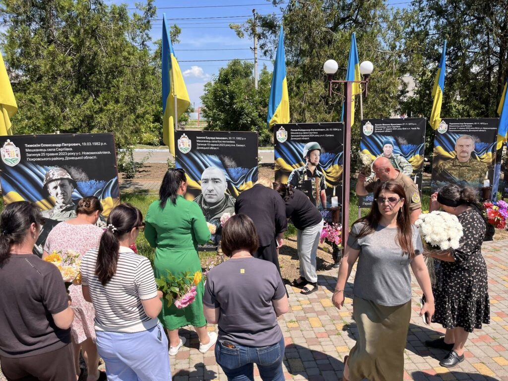 Віддав життя під Бахмутом: матері Героя з Білгород-Дністровщини передали державну нагороду сина