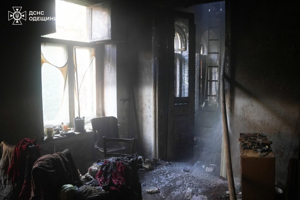 Кинув палаючу квартиру і пішов: у центрі Одеси ледь не згоріла двоповерхівка