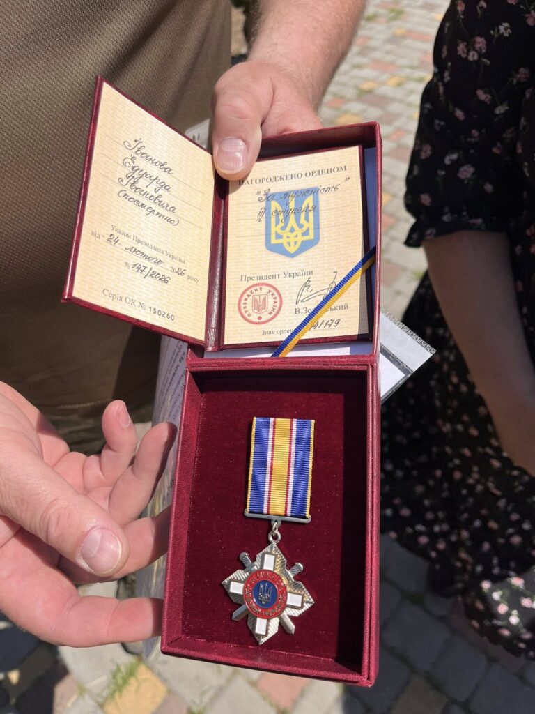 Віддав життя під Бахмутом: матері Героя з Білгород-Дністровщини передали державну нагороду сина