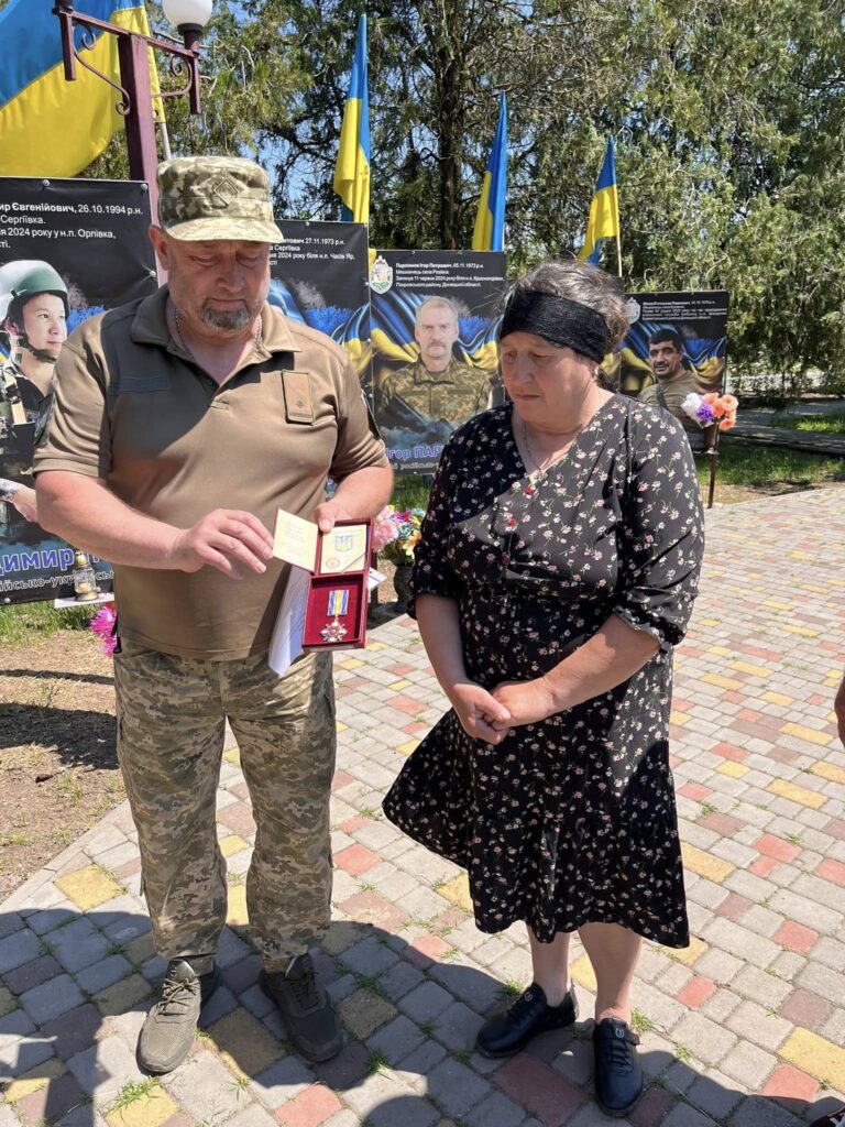 Віддав життя під Бахмутом: матері Героя з Білгород-Дністровщини передали державну нагороду сина