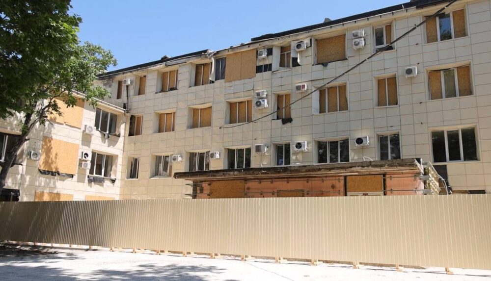 Пологовий будинок в Одесі, який пережив атаку дронів, почали відновлювати