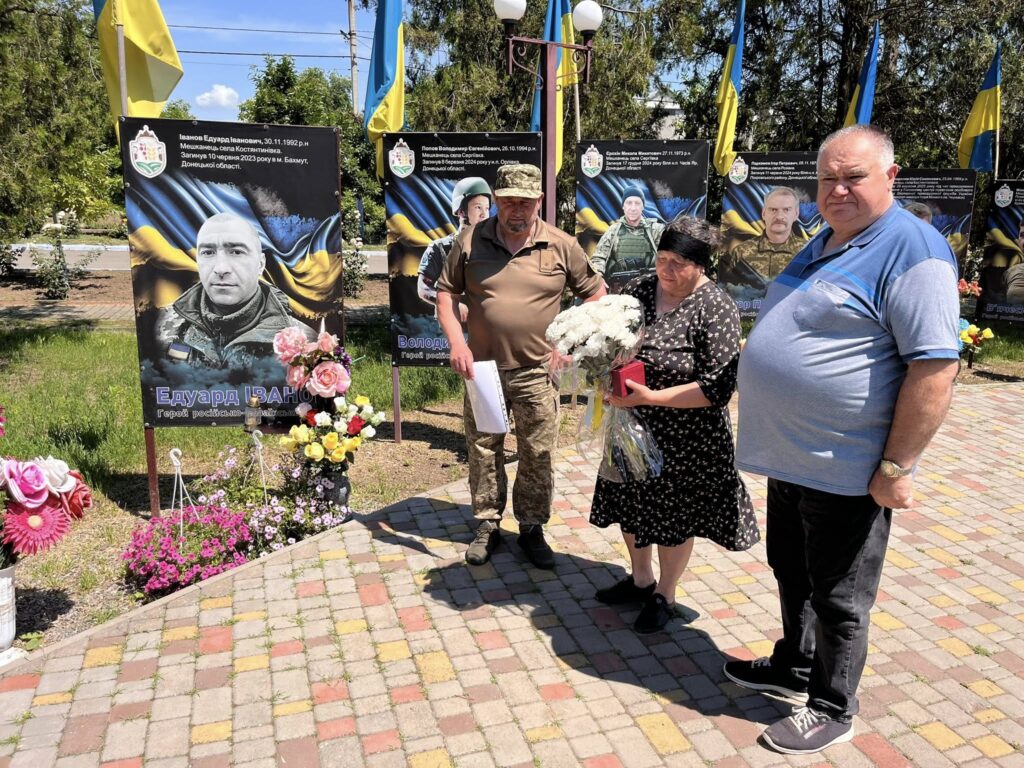 Віддав життя під Бахмутом: матері Героя з Білгород-Дністровщини передали державну нагороду сина