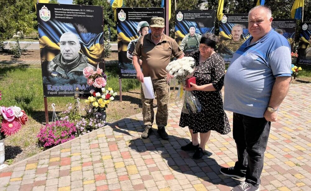 Віддав життя під Бахмутом: матері Героя з Білгород-Дністровщини передали державну нагороду сина