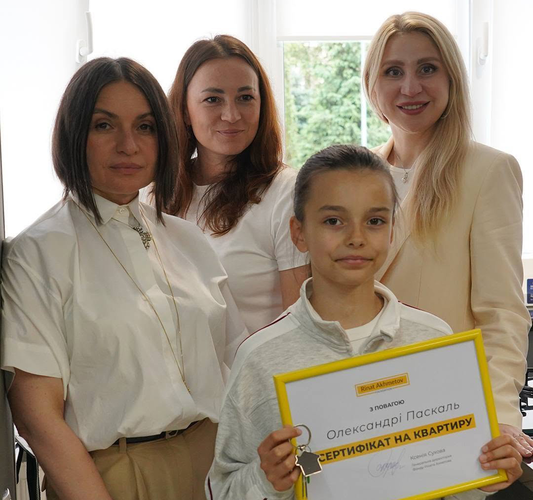 Юній гімнастці, яка отримала поранення під час обстрілу Затоки, подарували квартиру у Києві