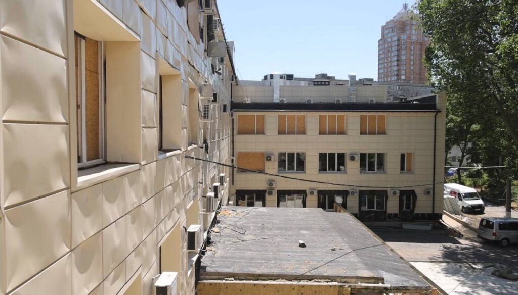 Пологовий будинок в Одесі, який пережив атаку дронів, почали відновлювати