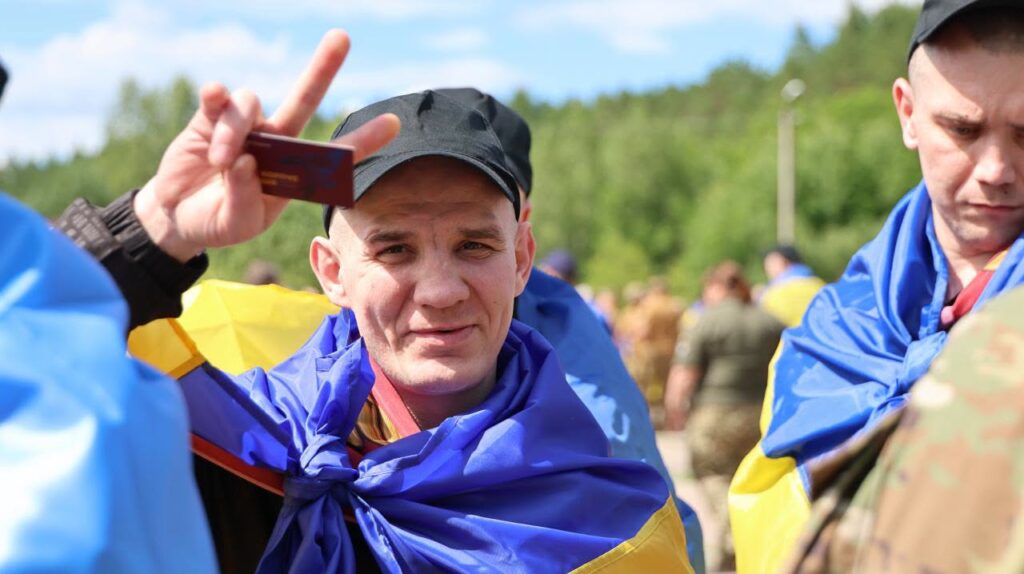 В Україну з російського полону повернулися 160 військових, які були у неволі з 2022 року