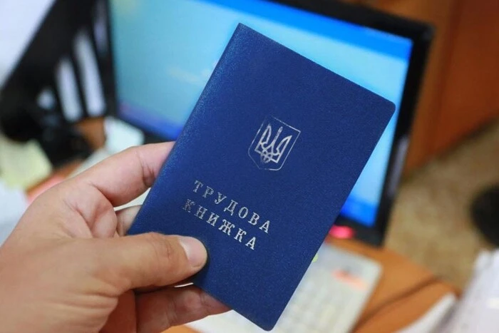 Праця на кількох роботах одночасно: як це впливає на страховий стаж та пенсію українців