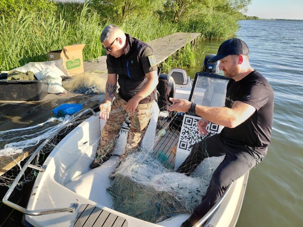 На Дністровському лимані досліджували рибальські сітки: як рятують молодь ляща