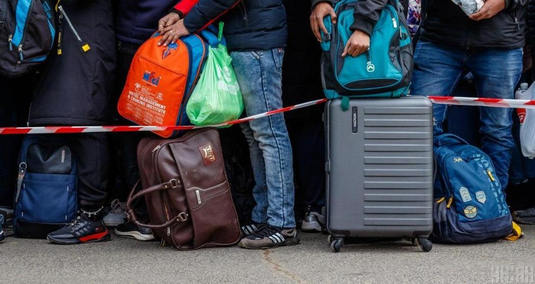 ЄС може виключити українських чоловіків призовного віку з програми тимчасового захисту — єврокомісар