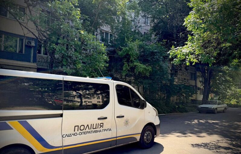 В Одесі 16-річна дівчина вистрибнула з вікна багатоповерхівки