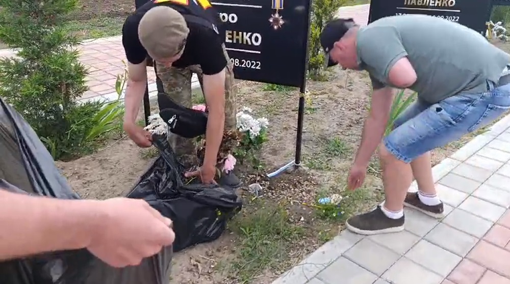 Попри ампутації, ветерани самостійно прибрали та привезли до сільської ради сміття з Алеї Слави на Білгород-Дністровщині