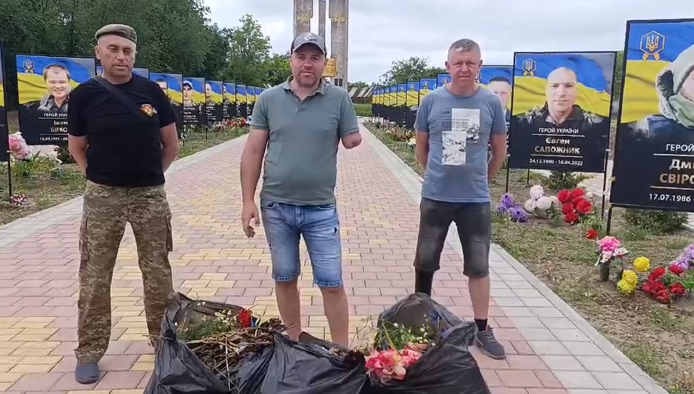 Попри ампутації, ветерани самостійно прибрали та привезли до сільської ради сміття з Алеї Слави на Білгород-Дністровщині