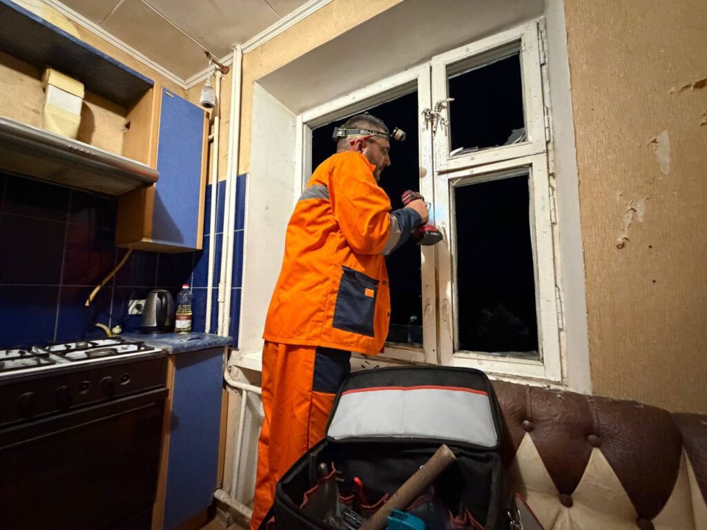 Дрон врізався у дев’ятиповерхівку: руйнівні наслідки нічної атаки на Одещину
