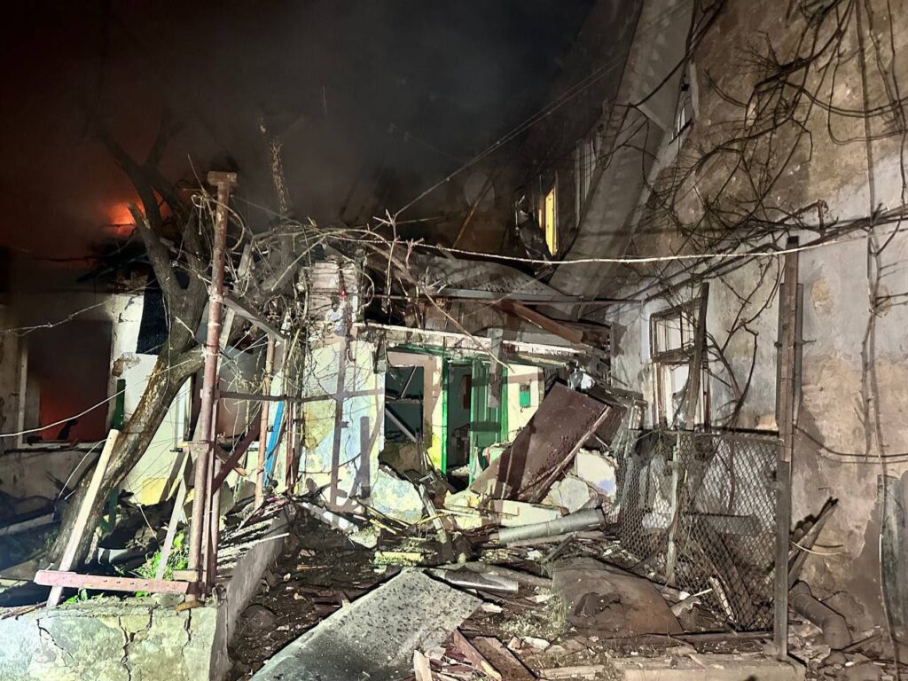 Дрон врізався у дев’ятиповерхівку: руйнівні наслідки нічної атаки на Одещину