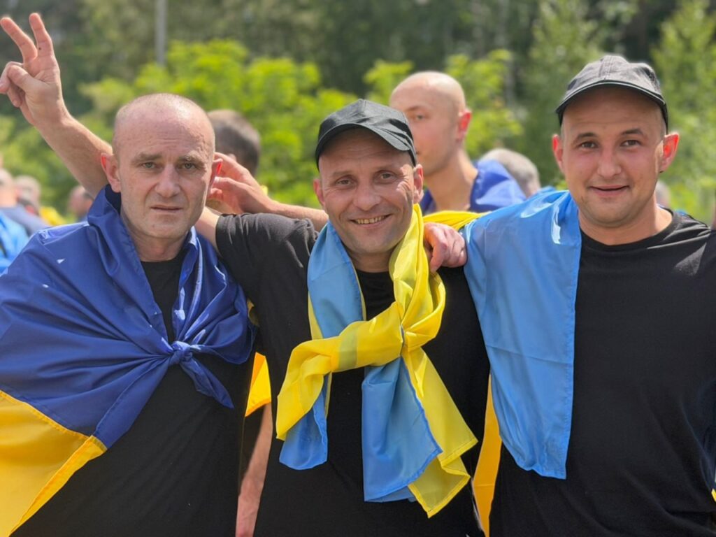 75-й обмін полоненими: додому повертаються 186 українців