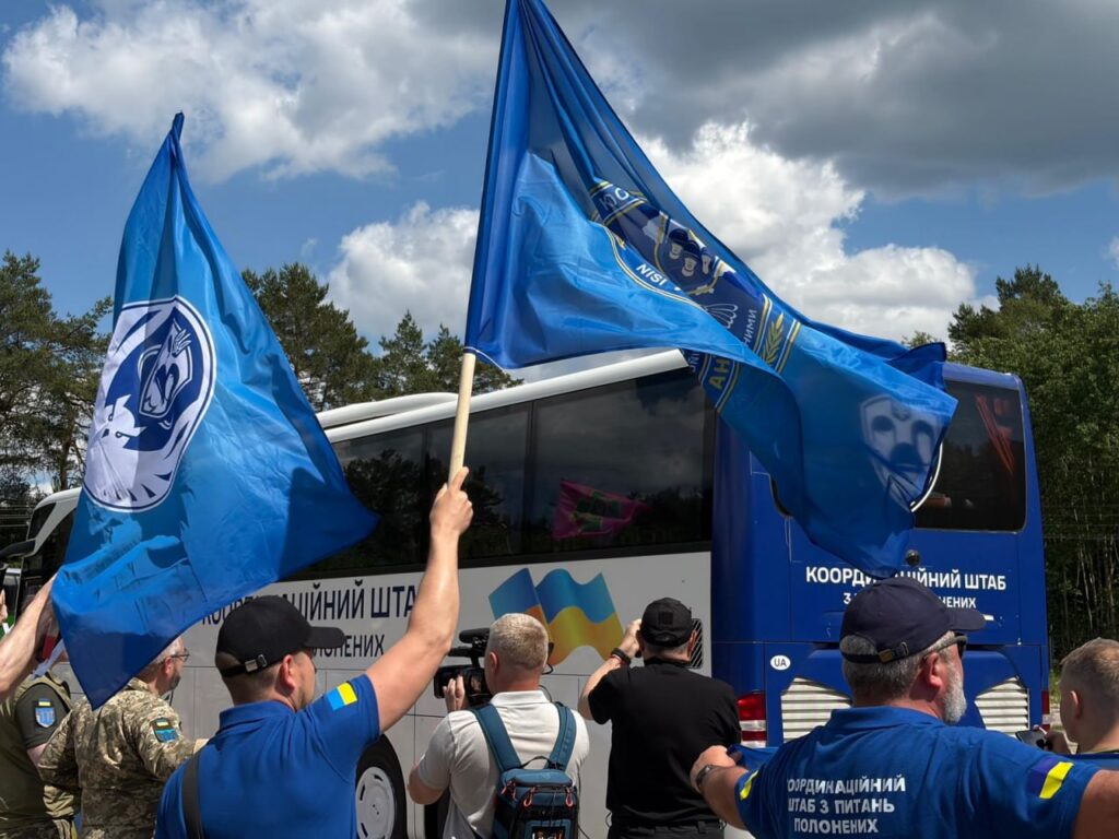 75-й обмін полоненими: додому повертаються 186 українців