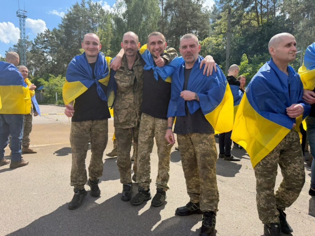 75-й обмін полоненими: додому повертаються 186 українців