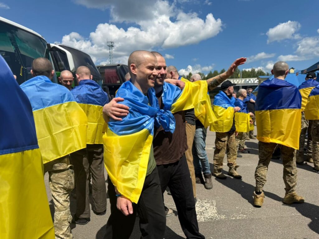 75-й обмін полоненими: додому повертаються 186 українців