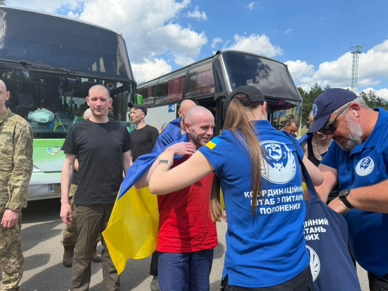 75-й обмін полоненими: додому повертаються 186 українців