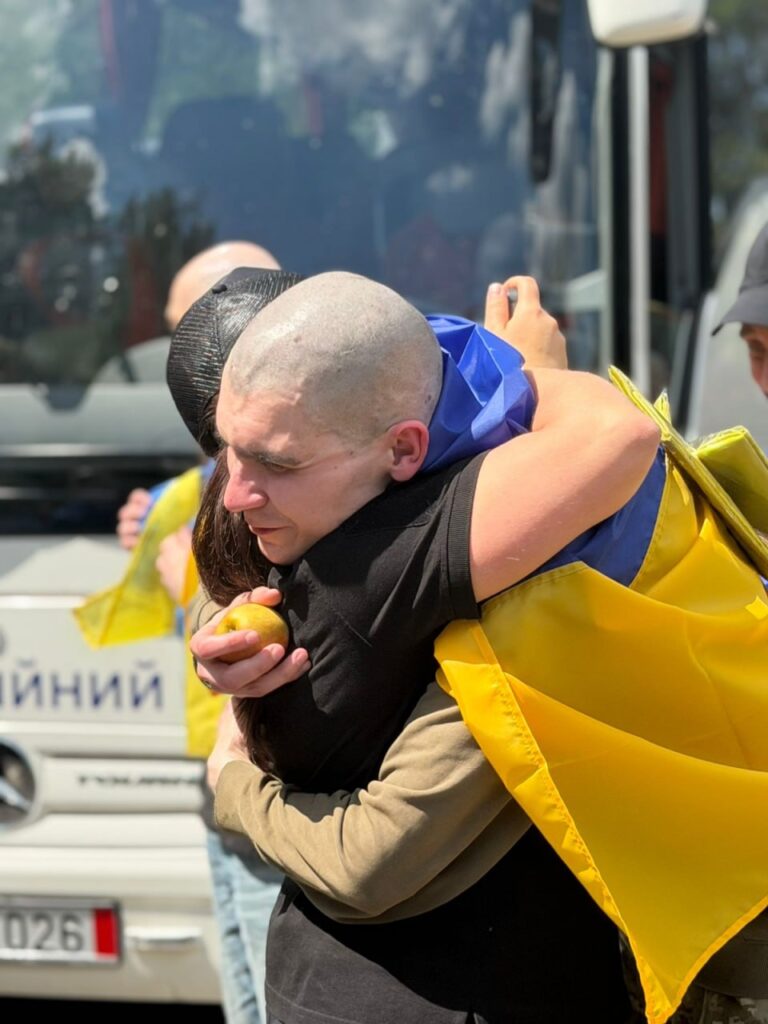 75-й обмін полоненими: додому повертаються 186 українців