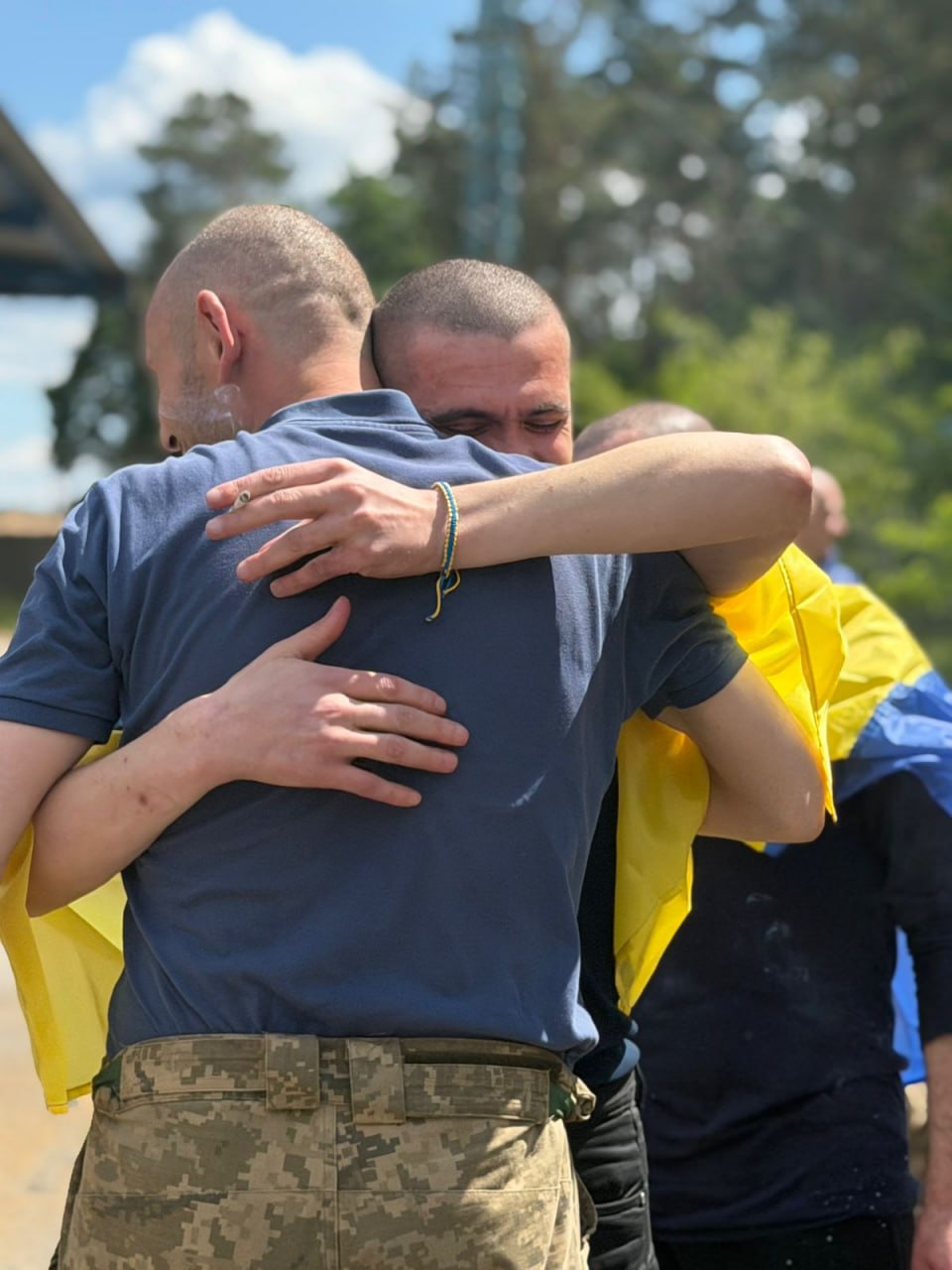75-й обмін полоненими: додому повертаються 186 українців