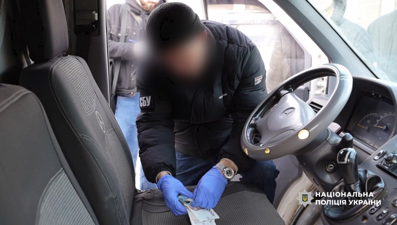 «Відкати» за стічні води: посадовців комунального підприємства Одещини викрили на хабарництві