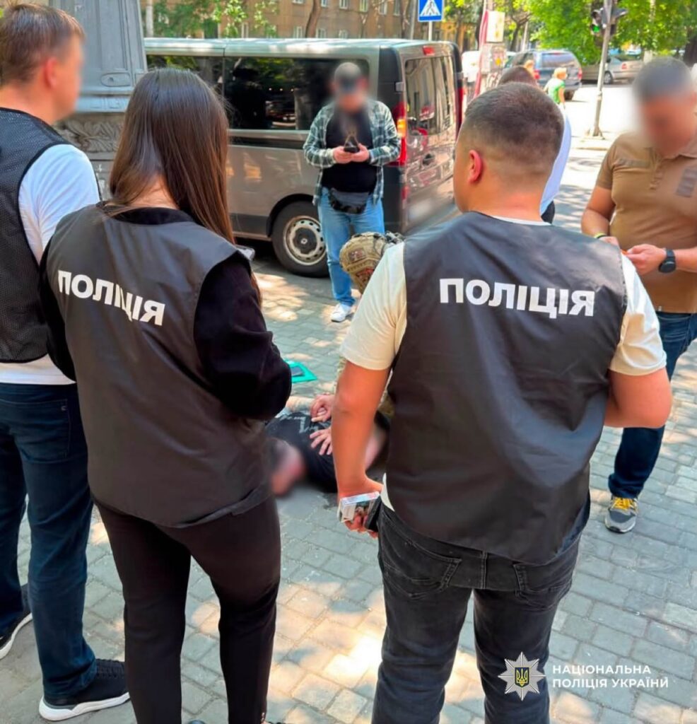 Обіцяв “вирішити питання” з ВЛК за 23 тисячі доларів: в Одесі затримали військового
