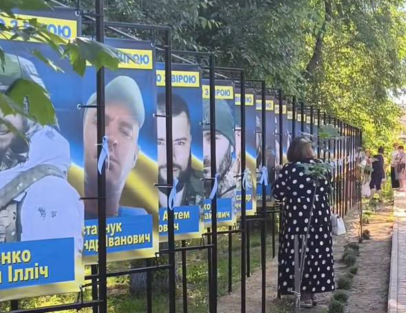 В Татарбунарській громаді відкрили Алею Надії зі світлинами безвісти зниклих захисників