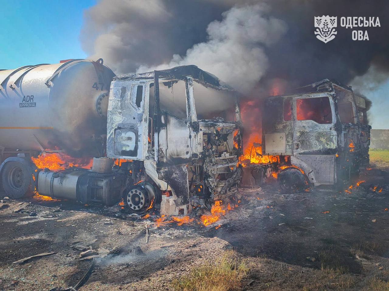 Внаслідок ворожих ударів по Білгород-Дністровському району загорілася стоянка вантажного транспорту: загинула одна людина