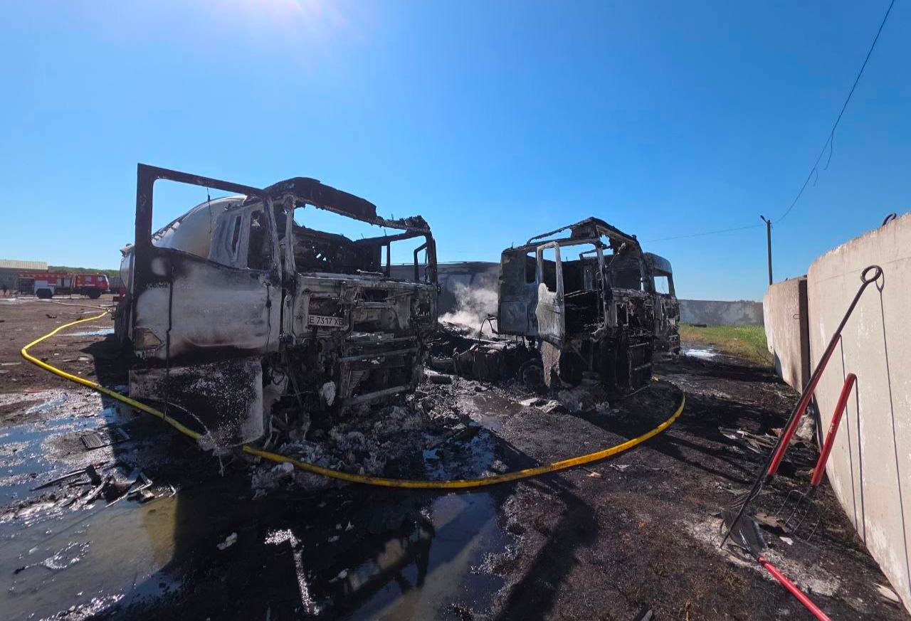 Внаслідок ворожих ударів по Білгород-Дністровському району загорілася стоянка вантажного транспорту: загинула одна людина