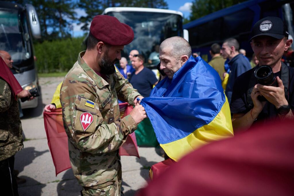 В Україну з російського полону повернулися 160 військових, які були у неволі з 2022 року