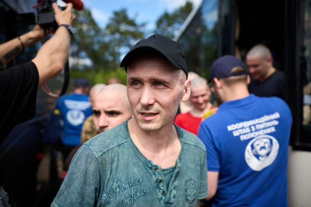 В Україну з російського полону повернулися 160 військових, які були у неволі з 2022 року
