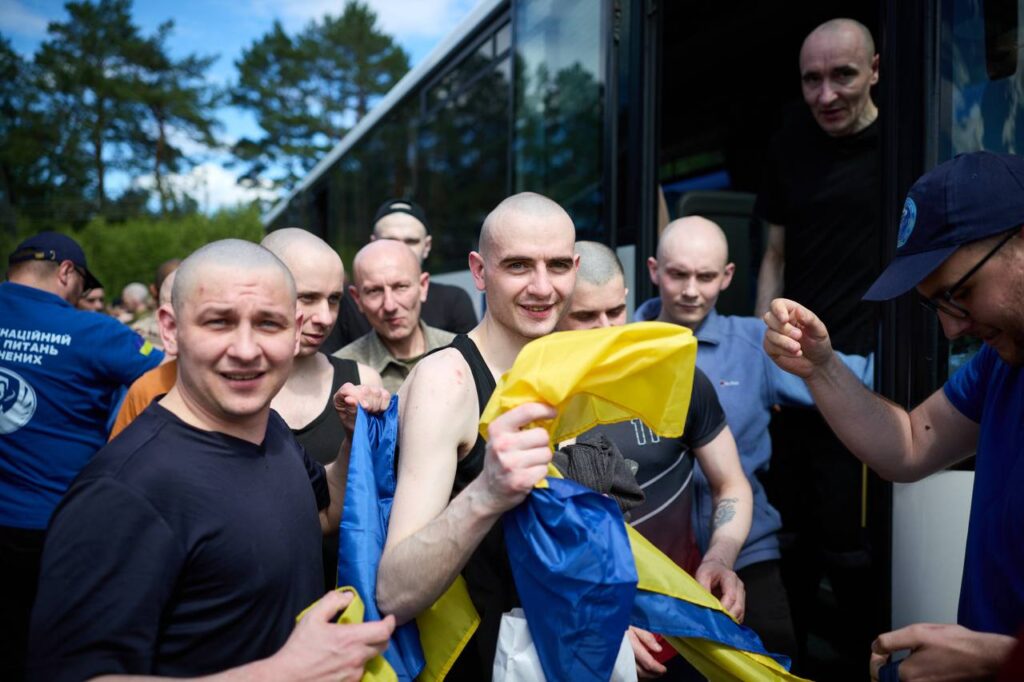 В Україну з російського полону повернулися 160 військових, які були у неволі з 2022 року