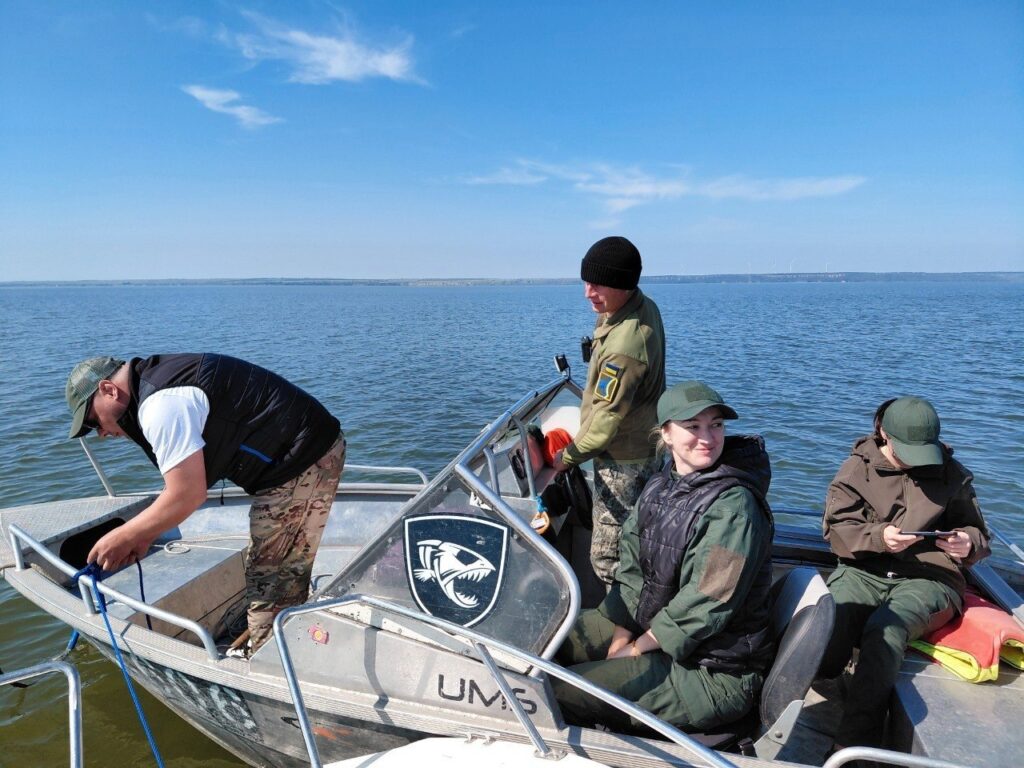 На Дністровському лимані досліджували рибальські сітки: як рятують молодь ляща