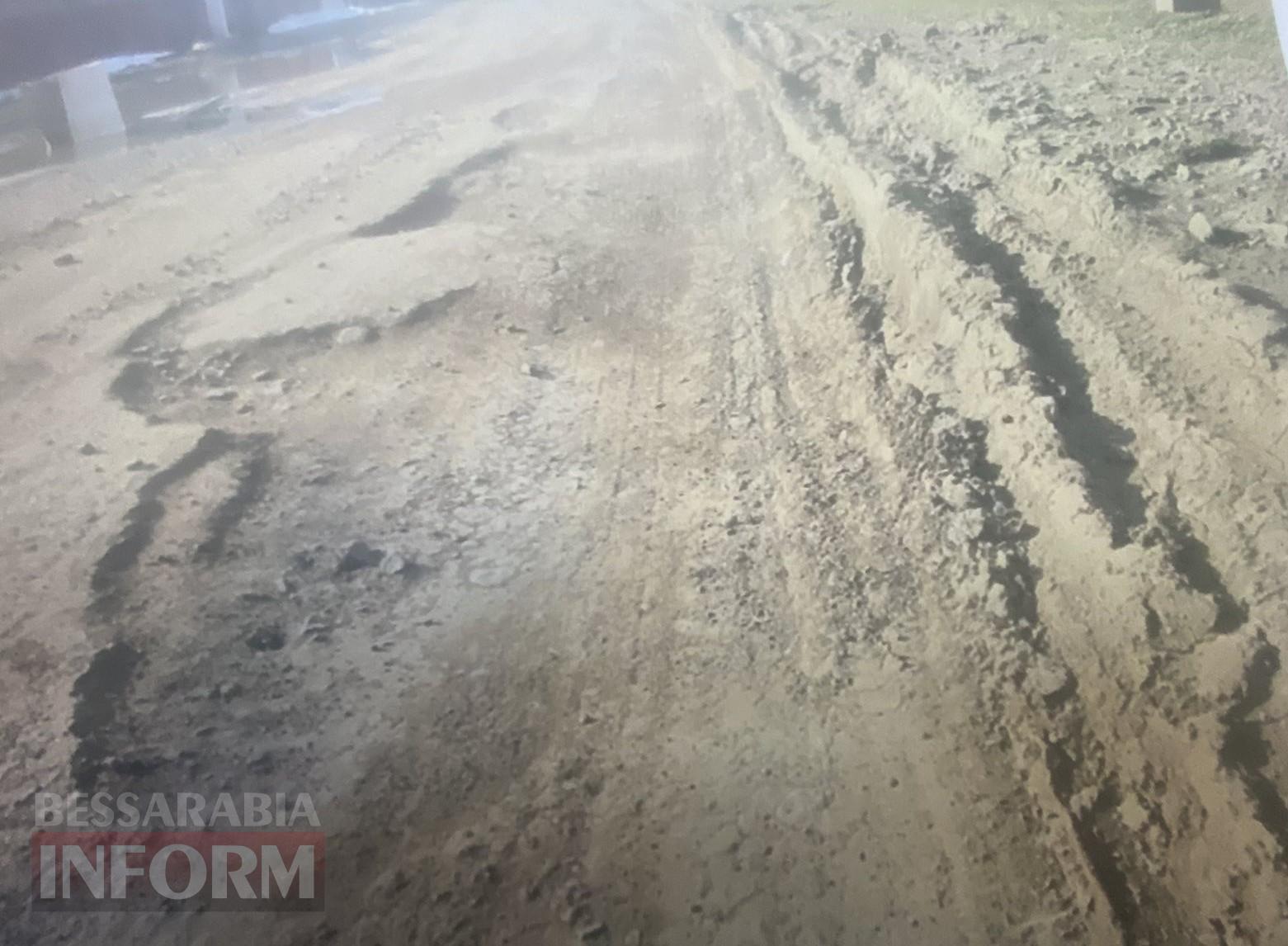 Яма-монстр та загроза для житла: мешканці села Ізмаїльщини б’ють на сполох через критичний стан транзитної дороги