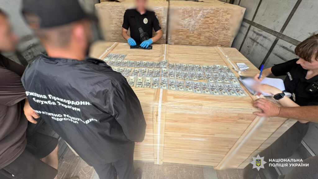 На Білгород-Дністровщині десятеро чоловіків ховалися серед коробок у фурі, щоб втекти до Молдови