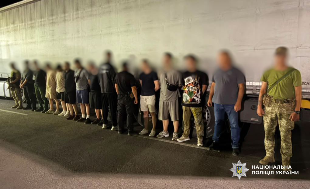 На Білгород-Дністровщині десятеро чоловіків ховалися серед коробок у фурі, щоб втекти до Молдови